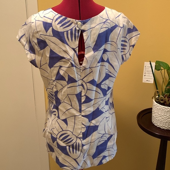 Island Company Capricorn Lined Blue and White Short Sleeve Linen Top - Picture 6 of 12